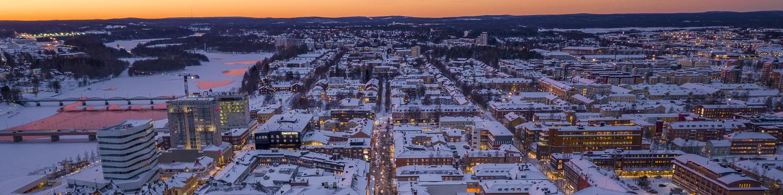 Flygfoto över Umeå stad på vintern