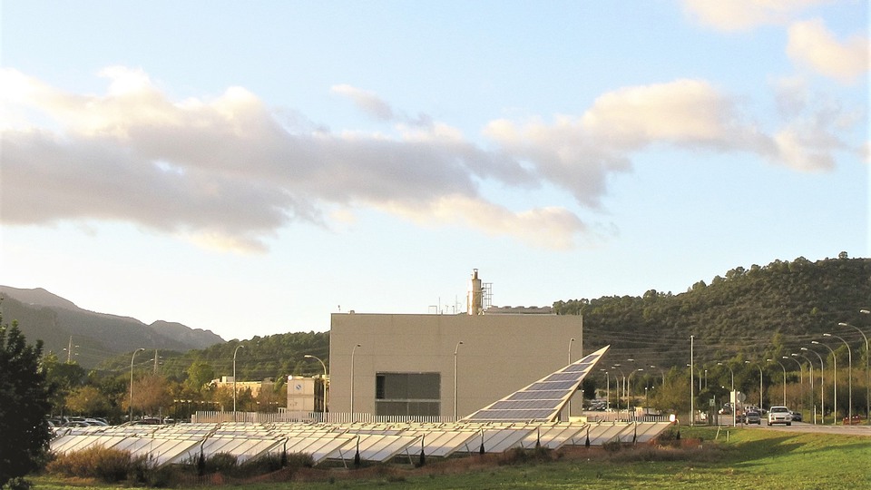 District heating building with solar panels